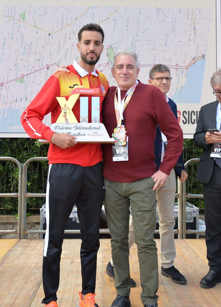 Totò Antibo con Saharan Zouhir, vincitore dell’edizione 2025 della Palermo Half Marathon